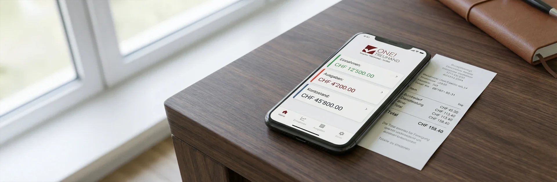 Smartphone zeigt Treuhand-App mit Einnahmen, Ausgaben und Kontostand; Steuerberatung und Finanzverwaltung mobil optimieren.