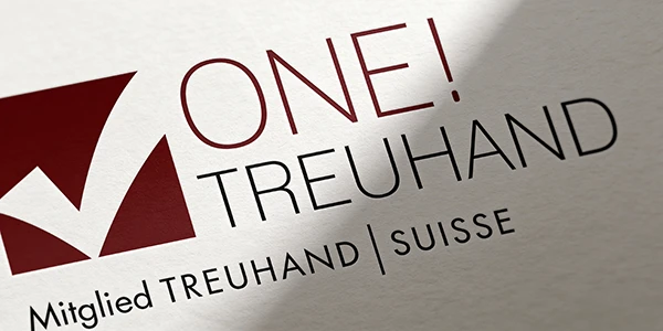 Auf dem Bild ist das Logo ONE! TREUHAND, ein Mitglied von TREUHAND | SUISSE, was Vertrauen und Expertise in der Steuerberatung symbolisiert.