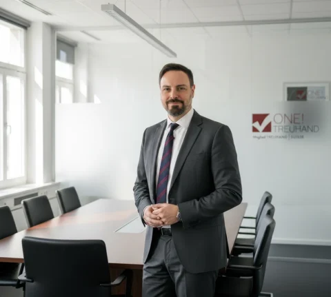 Ein kompetenter Steuerberater steht in einem modern eingerichteten Treuhand-Büro, bereit für mandantenorientierte Beratung.