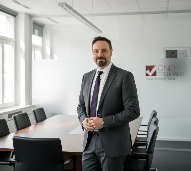 Ein kompetenter Steuerberater steht in einem modern eingerichteten Treuhand-Büro, bereit für mandantenorientierte Beratung.
