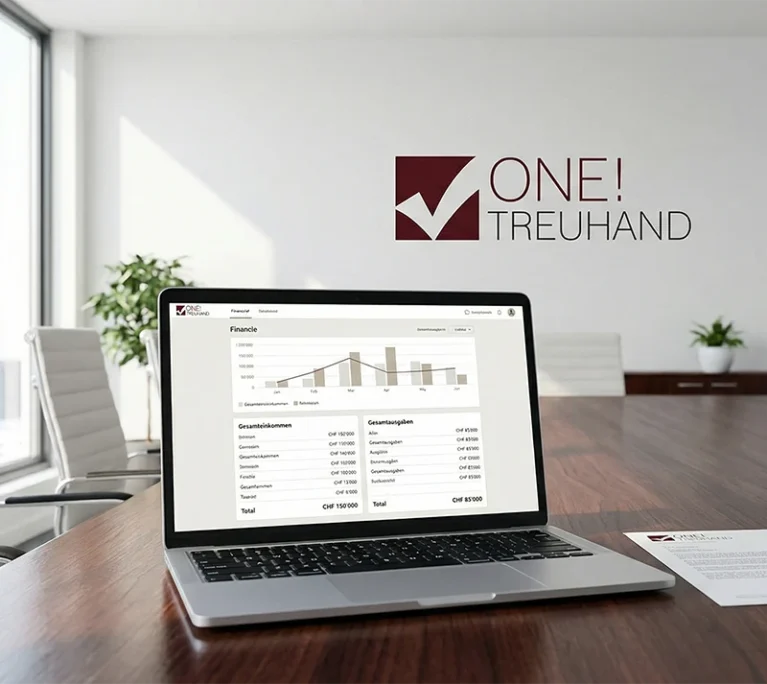 Ein Laptop zeigt Finanzanalysen in einem modernem Treuhand-Büro, wobei Steuerberatung kompetent integriert ist.