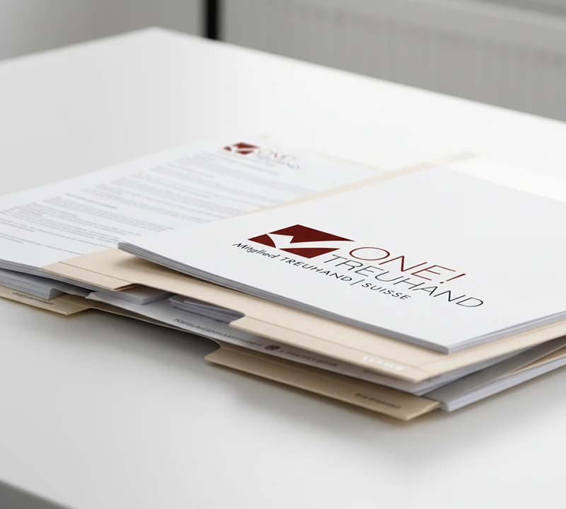 Ein Stapel Treuhand-Dokumente auf einem Schreibtisch spiegelt Expertise in Steuerberatung wider.