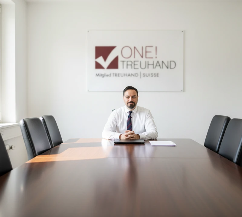 Ein Treuhänder sitzt im modernen Konferenzraum, bereit für Finanzberatung. Keywords: Treuhand, Steuerberatung, Professionalität.