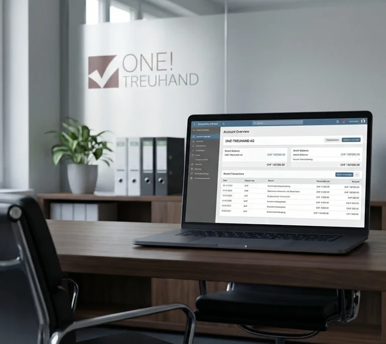 Ein modernes Treuhandbüro mit einem Laptop, der Buchhaltungssoftware zeigt, betont effiziente Steuerberatung und Verwaltung.