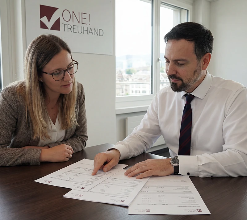 Zwei Fachleute besprechen Finanzdokumente im Treuhandbüro, was präzise Steuerberatung gewährleistet.