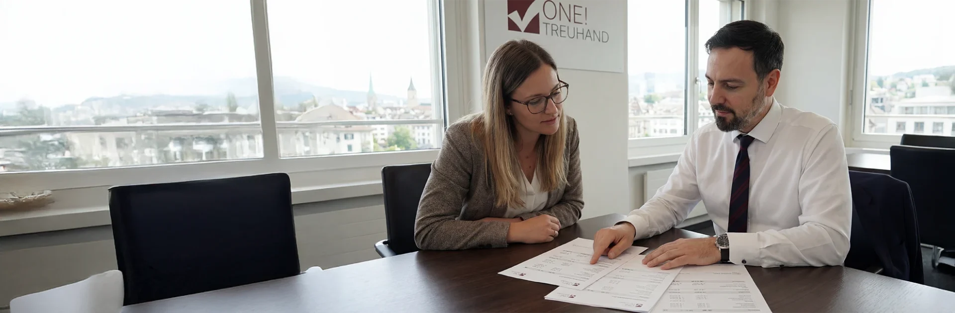 Zwei Fachleute beraten sich in einem modernen Büro der Treuhand über Steuerberatung mit Blick auf eine Stadtansicht.