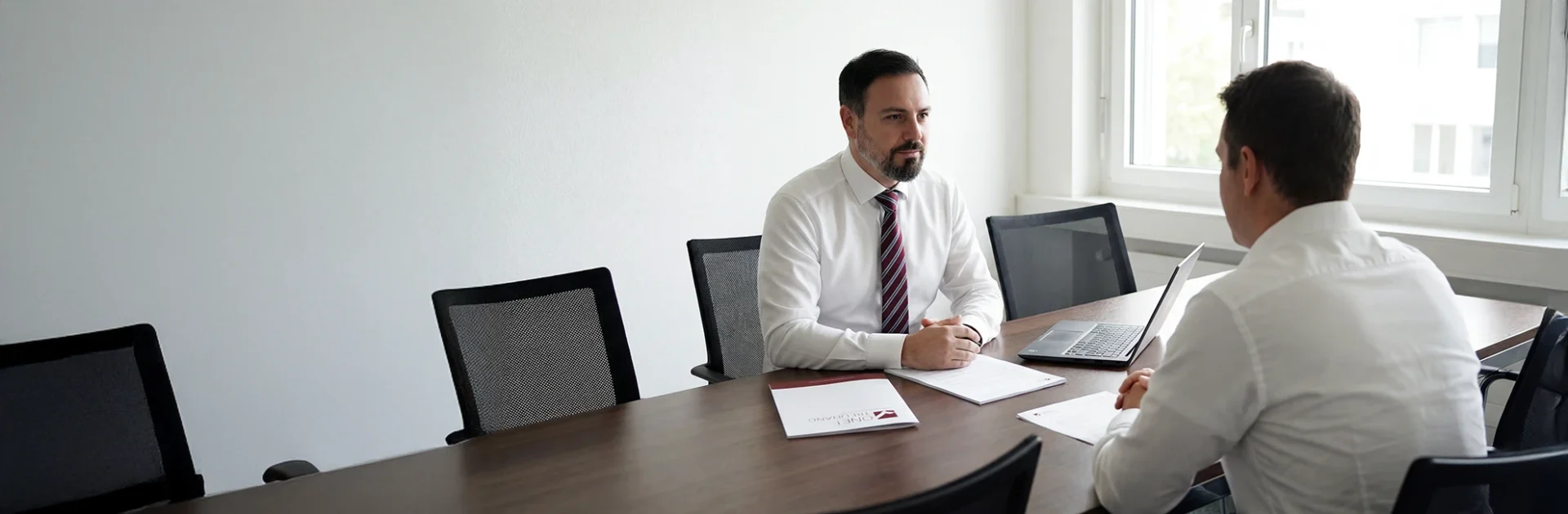 In einem modernen Konferenzraum bespricht ein Fachmann für Steuerberatung individuelle Kundenlösungen.