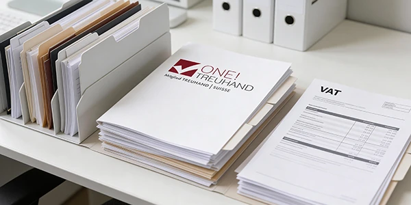 Büro mit Treuhand-Dokumenten und Mehrwertsteuer-Unterlagen, optimal für Steuerberatung und Unternehmensverwaltung.