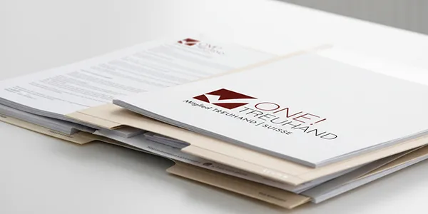 Ein Stapel Dokumente repräsentiert professionelle Treuhanddienste und Steuerberatung für Ihre finanziellen Anforderungen.