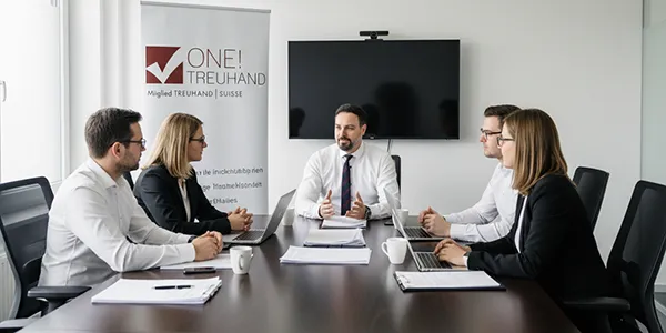 Ein Team bespricht komplexe Steuerfragen in einem modernen Treuhand-Büro, um effiziente Finanzlösungen zu entwickeln.