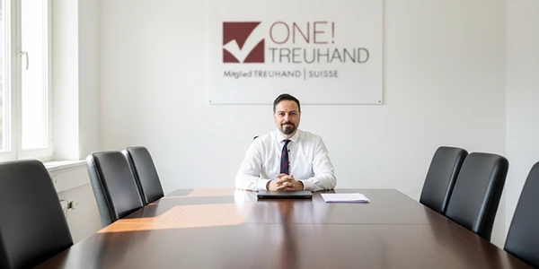 Ein Berater in einem Konferenzraum, der für zuverlässige Steuerberatung und Treuhand-Dienstleistungen bereitsteht.